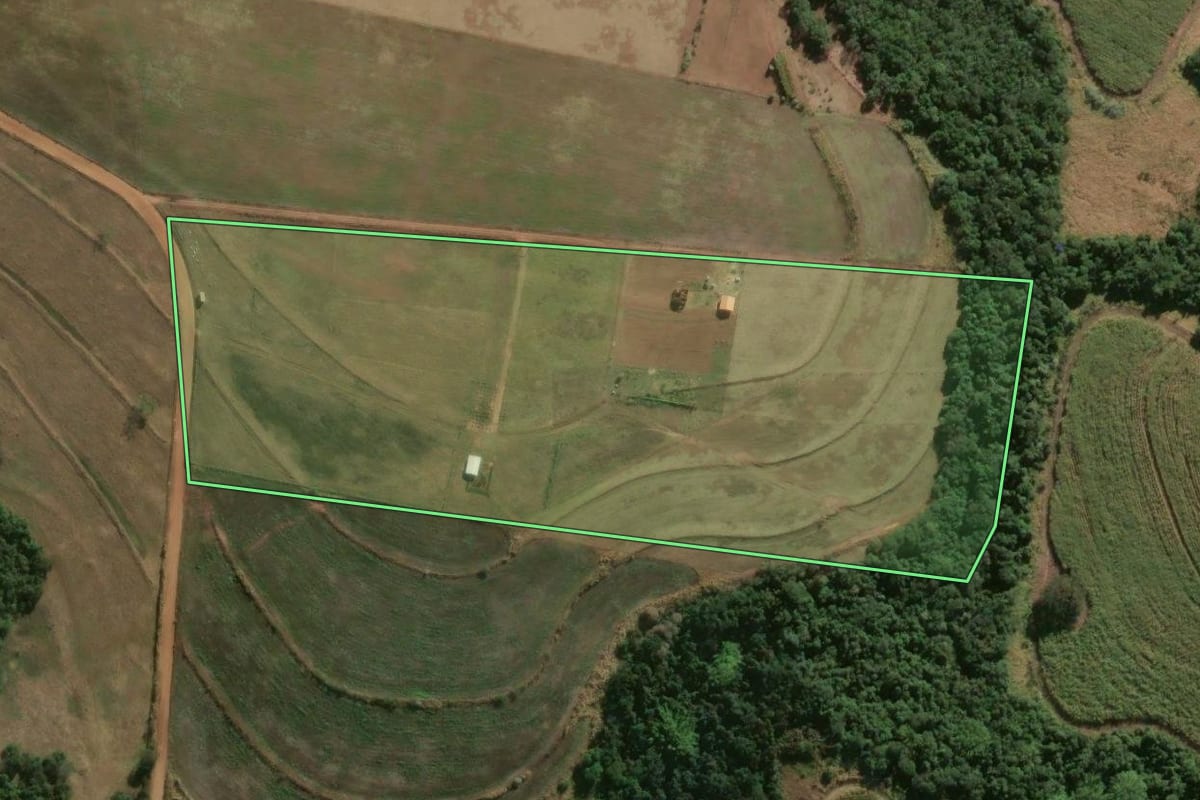 Imagem de satélite do imóvel rural em Pratânia (SP), com o contorno declarado no CAR desenhado por cima.