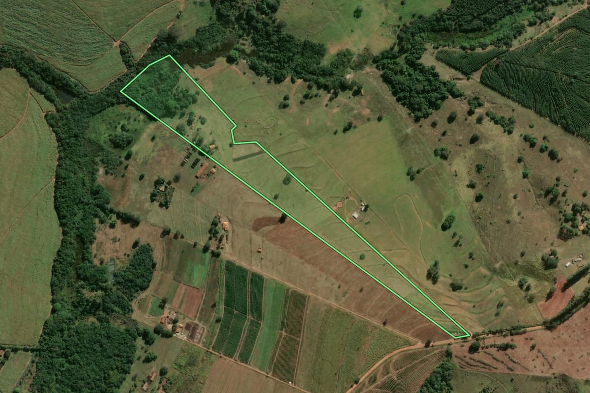 Imagem de satélite do imóvel rural em Pratânia (SP), com o contorno declarado no CAR desenhado por cima.
