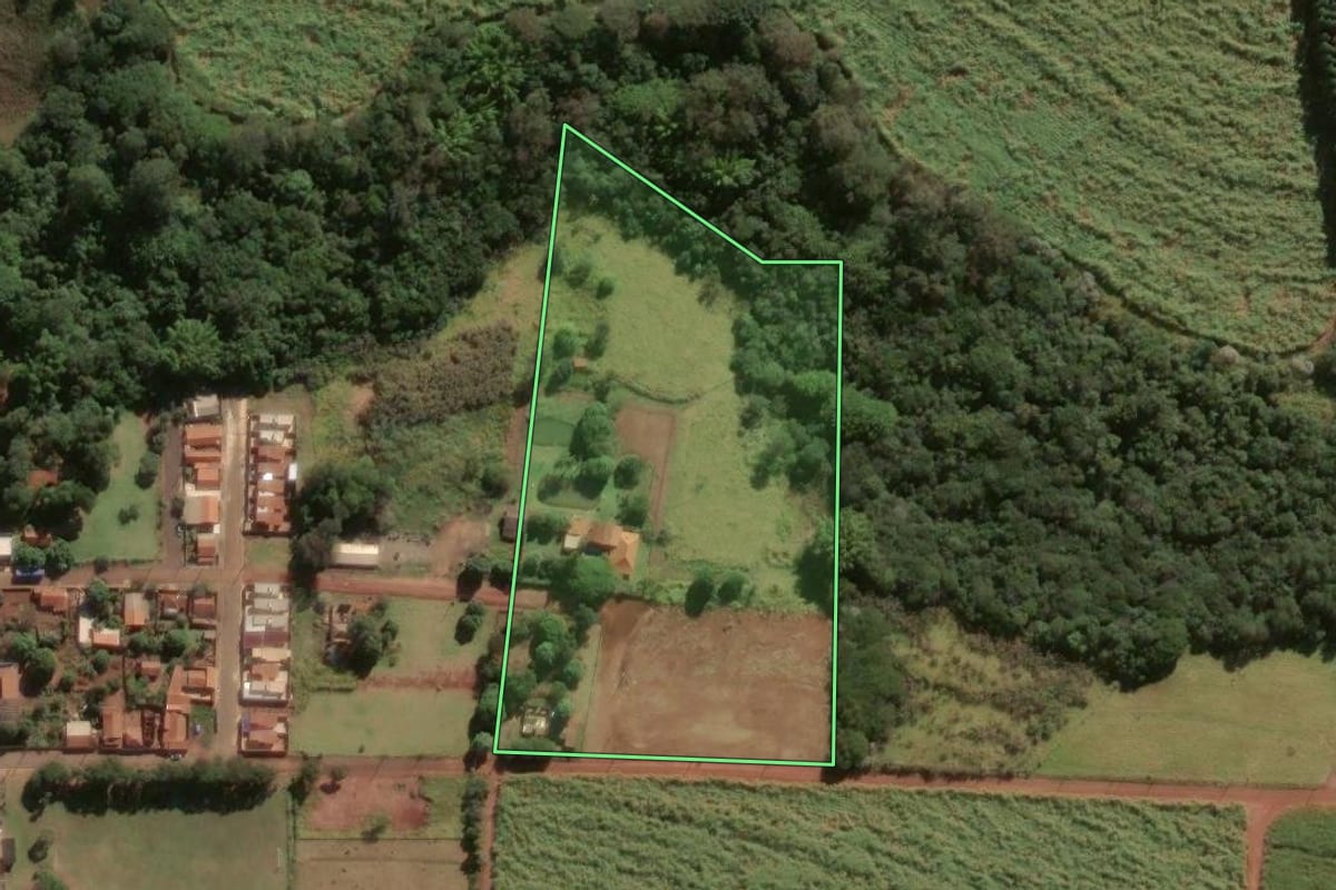 Imagem de satélite do imóvel rural em Pratânia (SP), com o contorno declarado no CAR desenhado por cima.