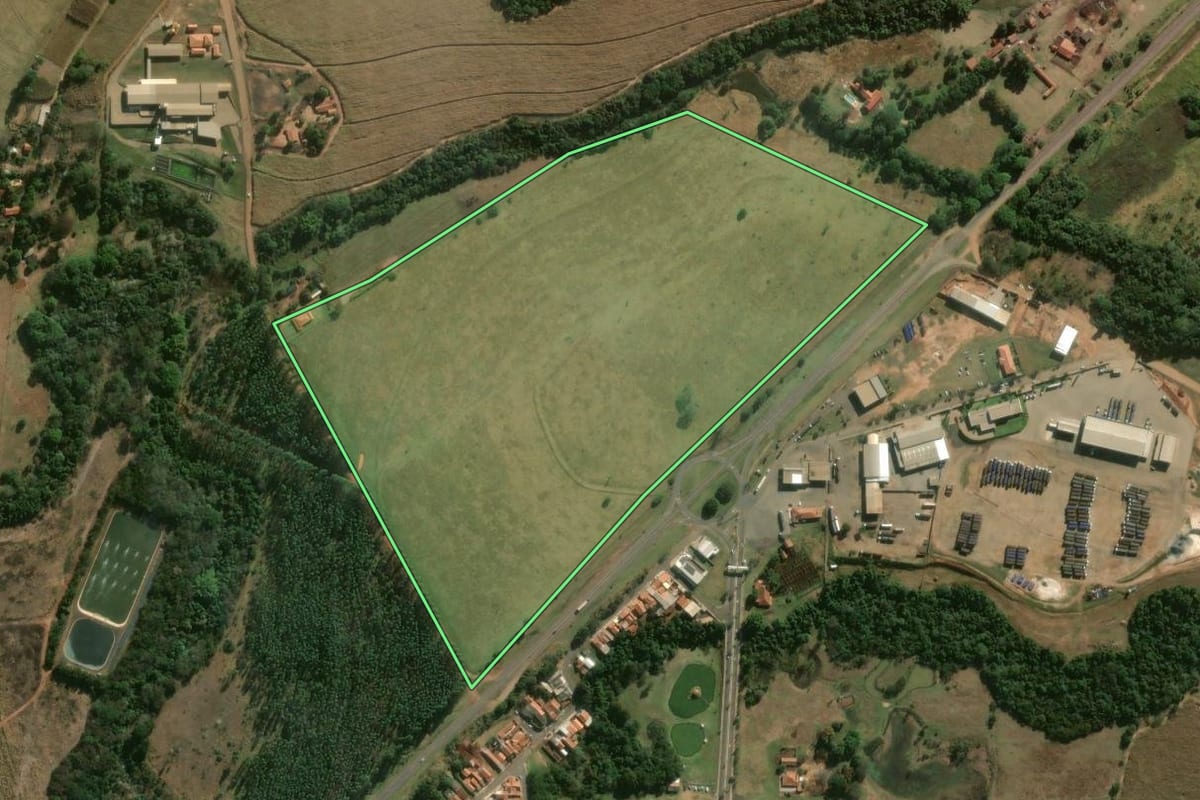Imagem de satélite do imóvel rural em Pratânia (SP), com o contorno declarado no CAR desenhado por cima.
