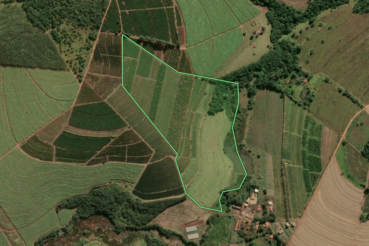 Imagem de satélite do imóvel rural em Pratânia (SP), com o contorno declarado no CAR desenhado por cima.