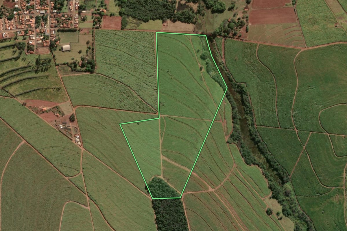Imagem de satélite do imóvel rural em Pratânia (SP), com o contorno declarado no CAR desenhado por cima.
