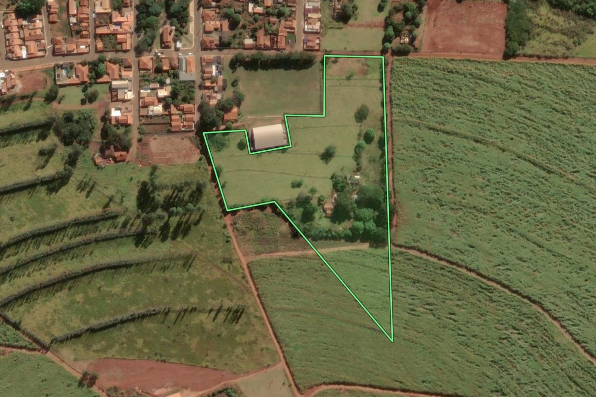 Imagem de satélite do imóvel rural em Pratânia (SP), com o contorno declarado no CAR desenhado por cima.