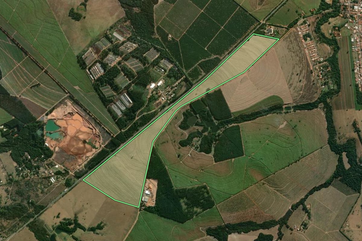 Imagem de satélite do imóvel rural em Pratânia (SP), com o contorno declarado no CAR desenhado por cima.
