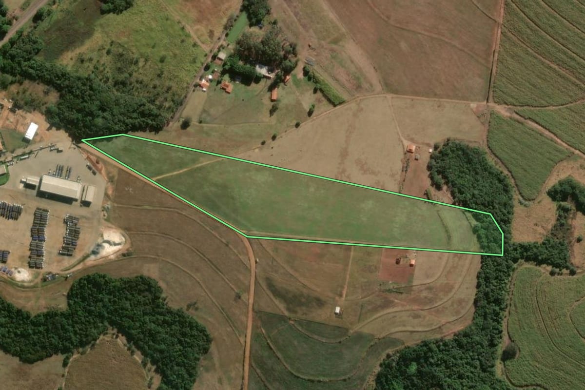 Imagem de satélite do imóvel rural em Pratânia (SP), com o contorno declarado no CAR desenhado por cima.