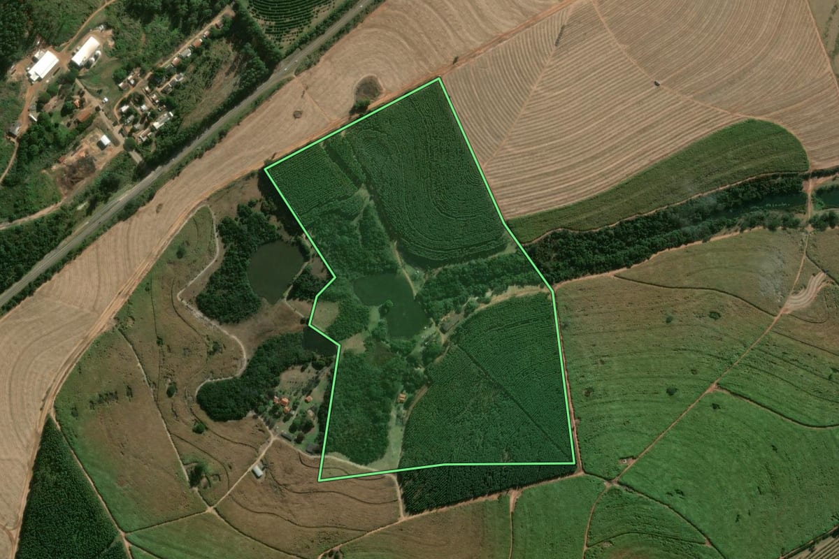 Imagem de satélite do imóvel rural em Pratânia (SP), com o contorno declarado no CAR desenhado por cima.