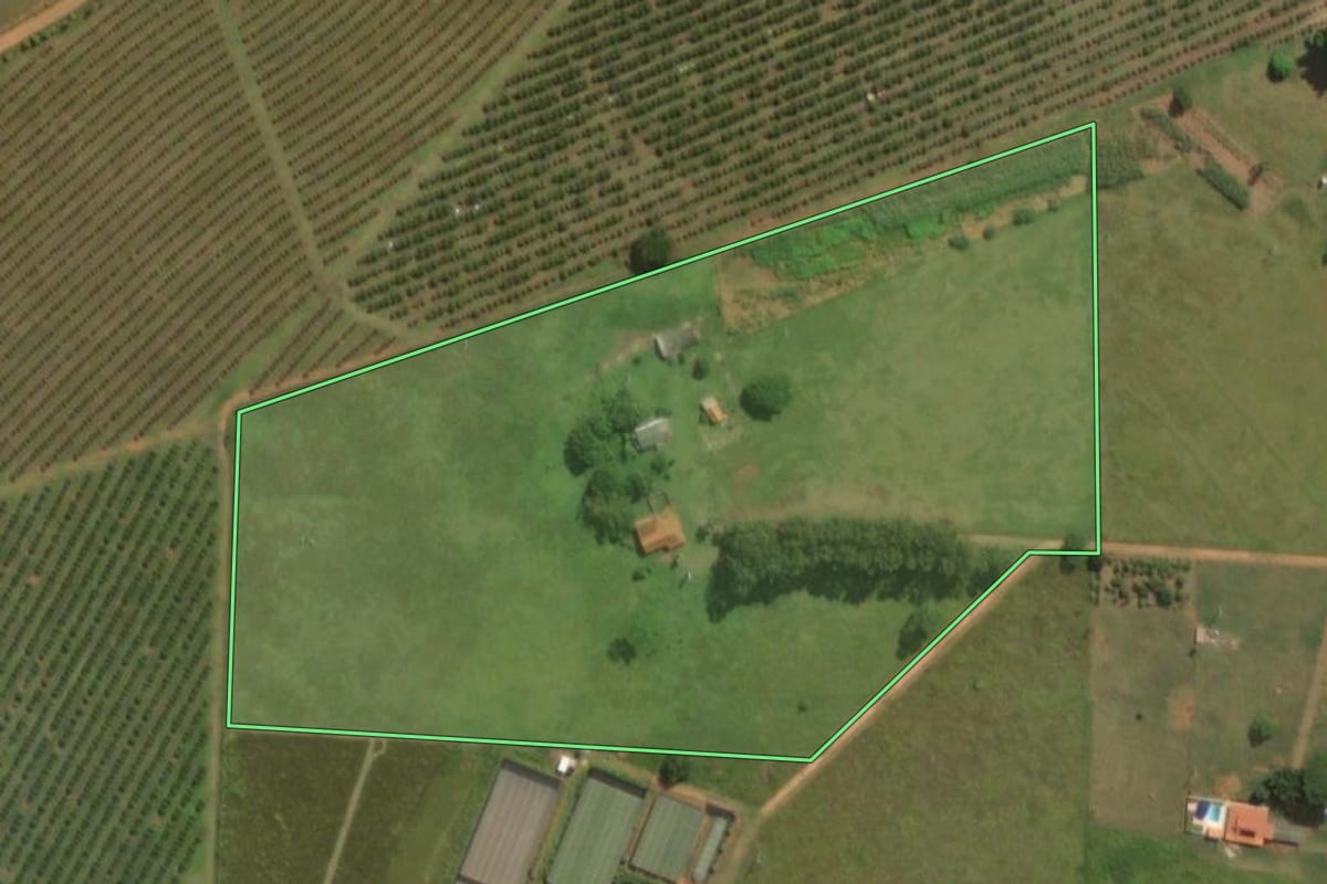 Imagem de satélite do imóvel rural em Presidente Alves (SP), com o contorno declarado no CAR desenhado por cima.