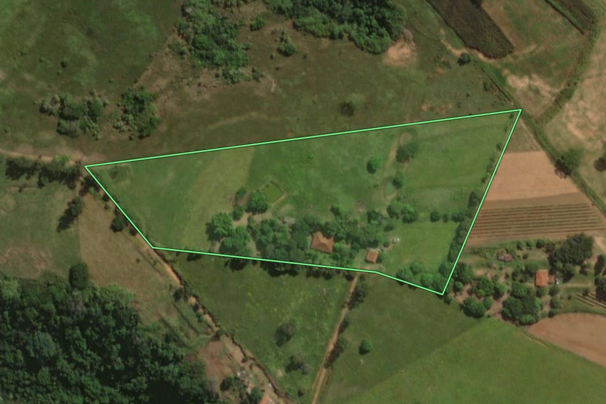 Imagem de satélite do imóvel rural em Presidente Alves (SP), com o contorno declarado no CAR desenhado por cima.