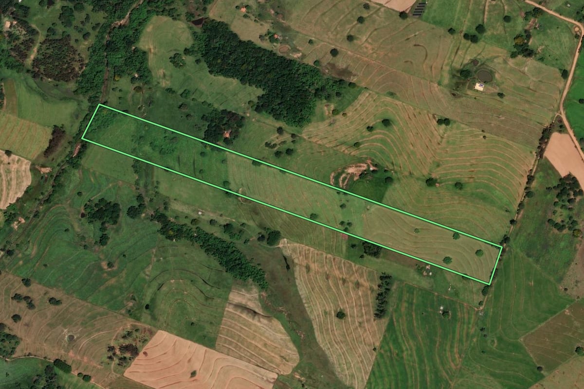 Imagem de satélite do imóvel rural em Presidente Bernardes (SP), com o contorno declarado no CAR desenhado por cima.