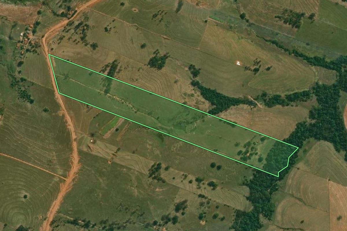 Imagem de satélite do imóvel rural em Presidente Bernardes (SP), com o contorno declarado no CAR desenhado por cima.