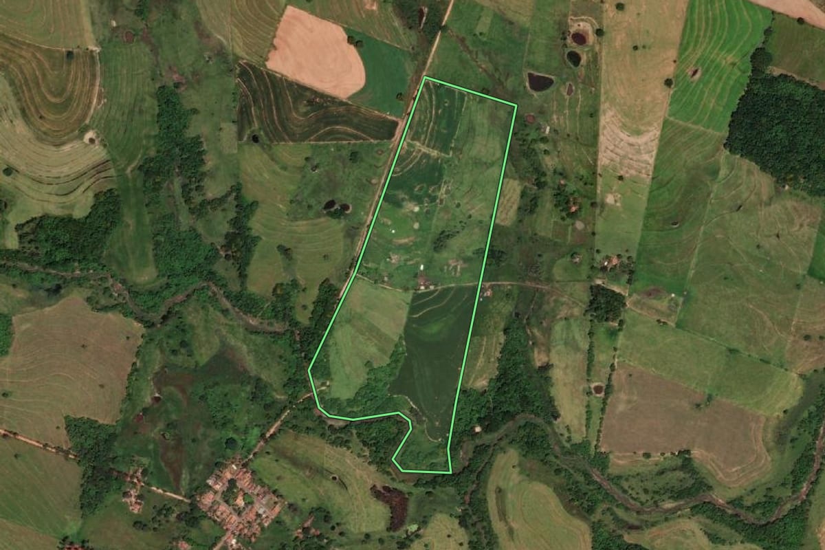 Imagem de satélite do imóvel rural em Presidente Bernardes (SP), com o contorno declarado no CAR desenhado por cima.