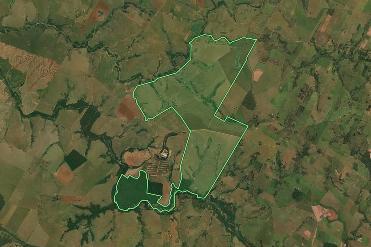 Imagem de satélite do imóvel rural em Presidente Bernardes (SP), com o contorno declarado no CAR desenhado por cima.