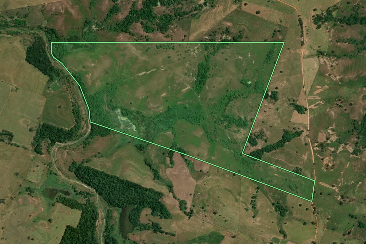 Imagem de satélite do imóvel rural em Presidente Bernardes (SP), com o contorno declarado no CAR desenhado por cima.