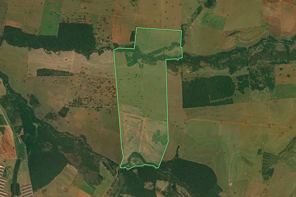 Imagem de satélite do imóvel rural em Presidente Bernardes (SP), com o contorno declarado no CAR desenhado por cima.