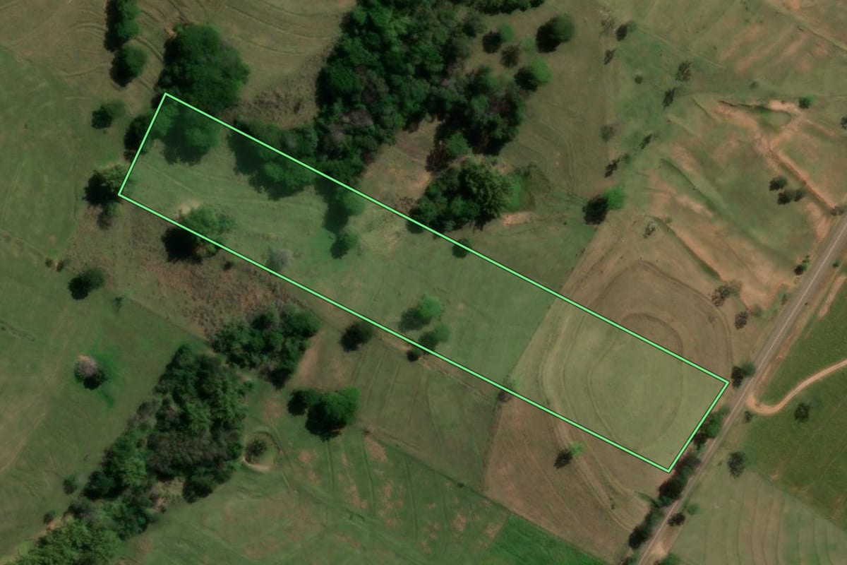 Imagem de satélite do imóvel rural em Presidente Bernardes (SP), com o contorno declarado no CAR desenhado por cima.