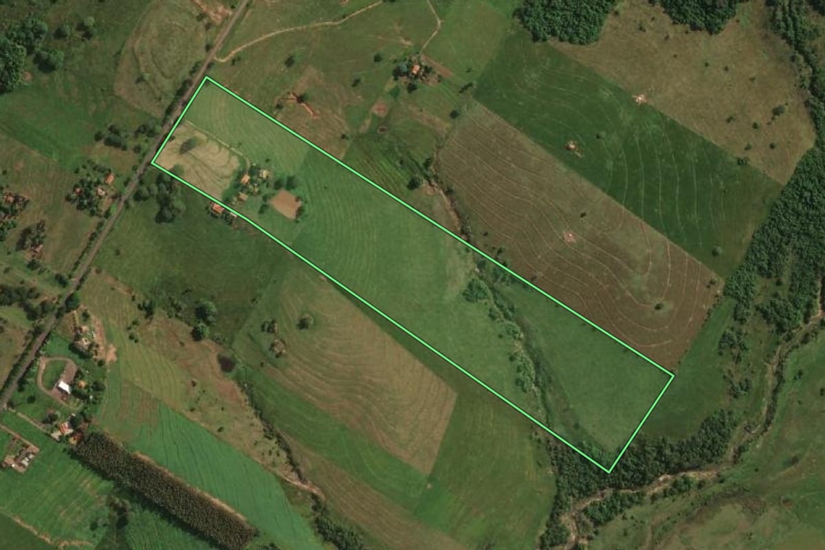 Imagem de satélite do imóvel rural em Presidente Bernardes (SP), com o contorno declarado no CAR desenhado por cima.