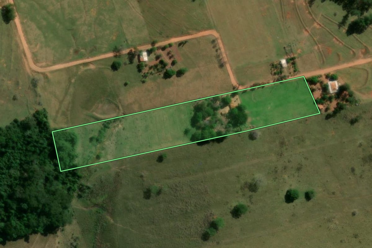 Imagem de satélite do imóvel rural em Presidente Bernardes (SP), com o contorno declarado no CAR desenhado por cima.