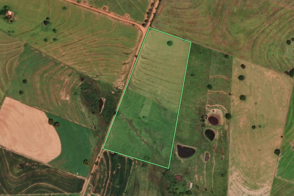 Imagem de satélite do imóvel rural em Presidente Bernardes (SP), com o contorno declarado no CAR desenhado por cima.