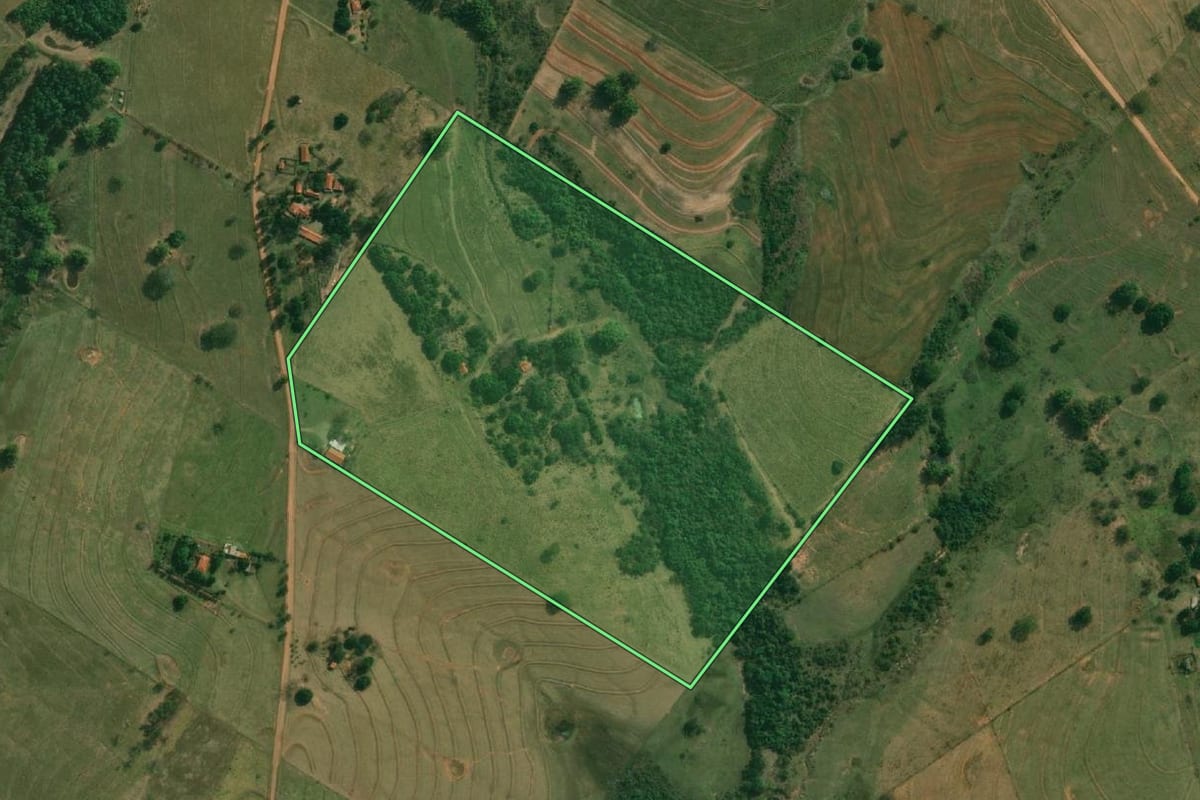 Imagem de satélite do imóvel rural em Presidente Bernardes (SP), com o contorno declarado no CAR desenhado por cima.