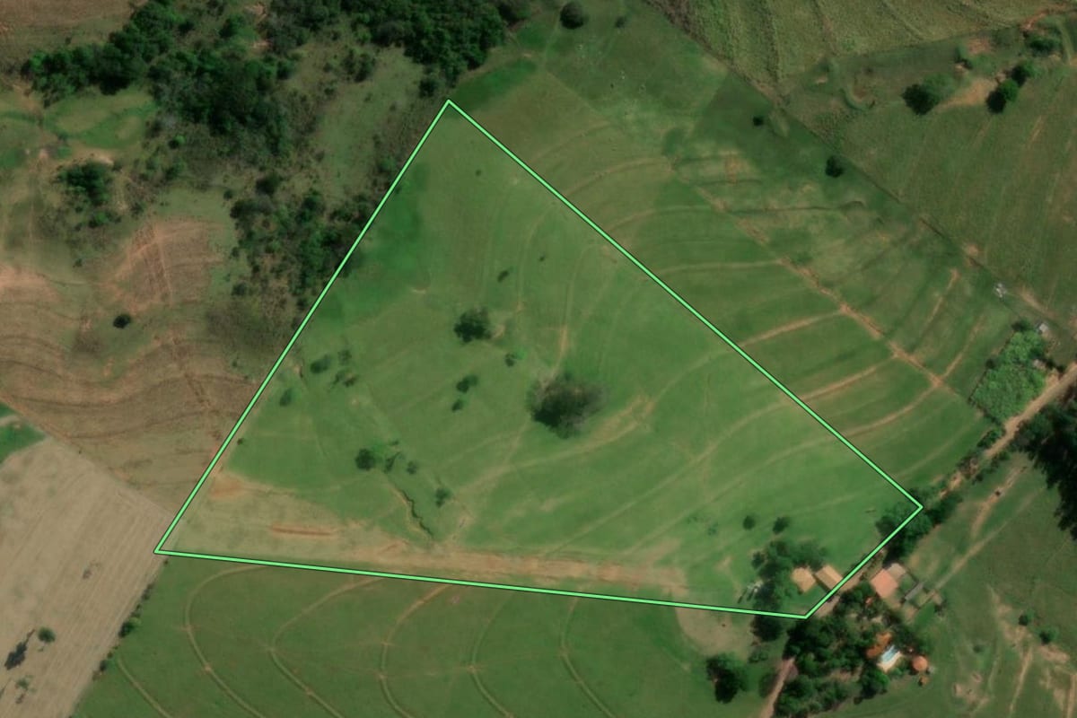Imagem de satélite do imóvel rural em Presidente Bernardes (SP), com o contorno declarado no CAR desenhado por cima.