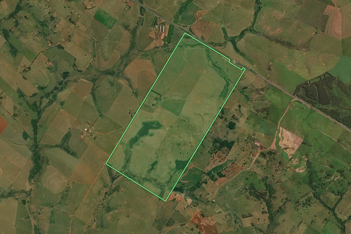 Imagem de satélite do imóvel rural em Presidente Bernardes (SP), com o contorno declarado no CAR desenhado por cima.