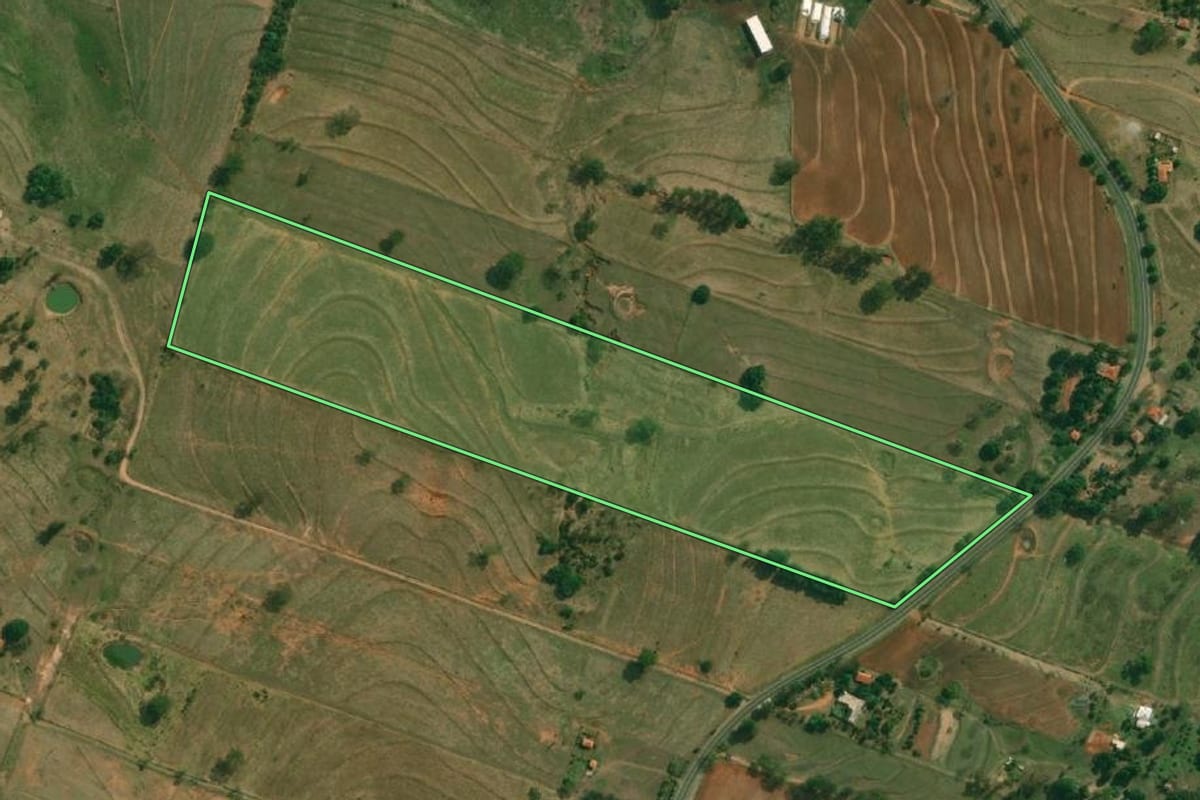 Imagem de satélite do imóvel rural em Presidente Bernardes (SP), com o contorno declarado no CAR desenhado por cima.