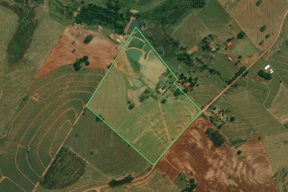 Imagem de satélite do imóvel rural em Presidente Bernardes (SP), com o contorno declarado no CAR desenhado por cima.