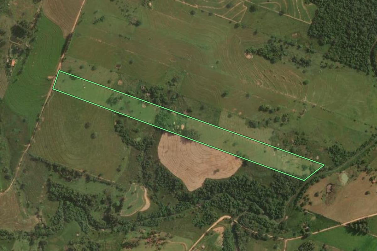 Imagem de satélite do imóvel rural em Presidente Bernardes (SP), com o contorno declarado no CAR desenhado por cima.