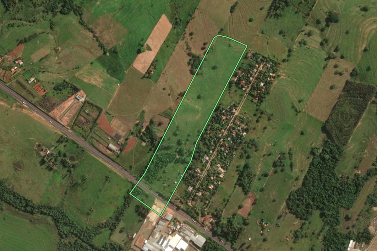 Imagem de satélite do imóvel rural em Presidente Bernardes (SP), com o contorno declarado no CAR desenhado por cima.
