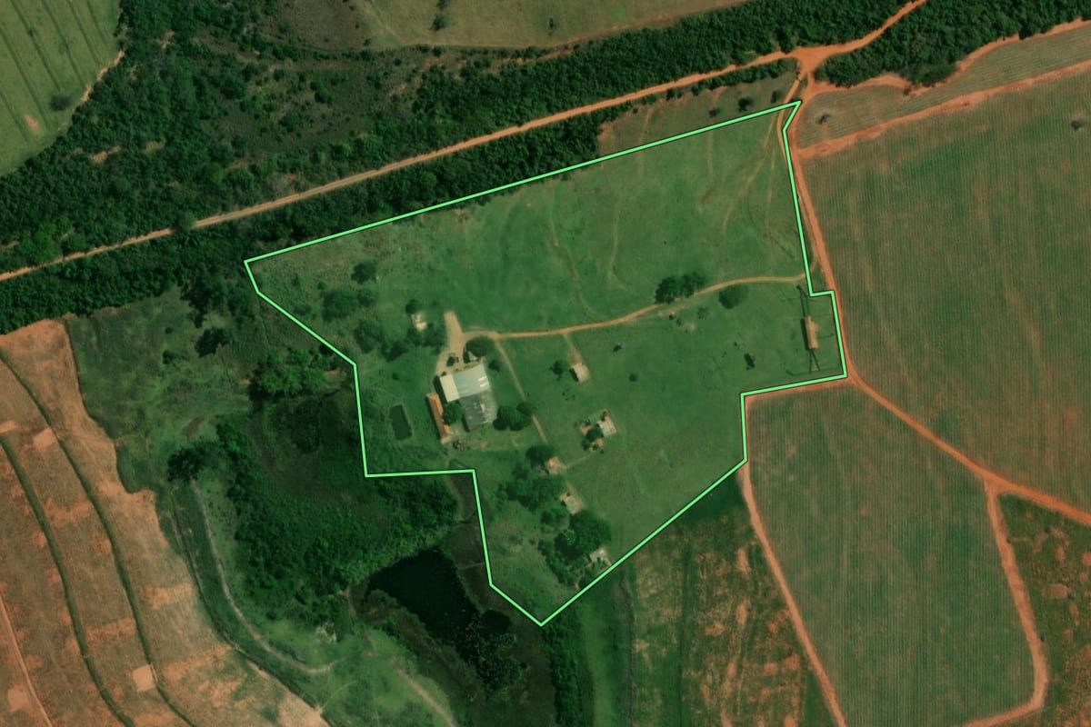 Imagem de satélite do imóvel rural em Presidente Bernardes (SP), com o contorno declarado no CAR desenhado por cima.