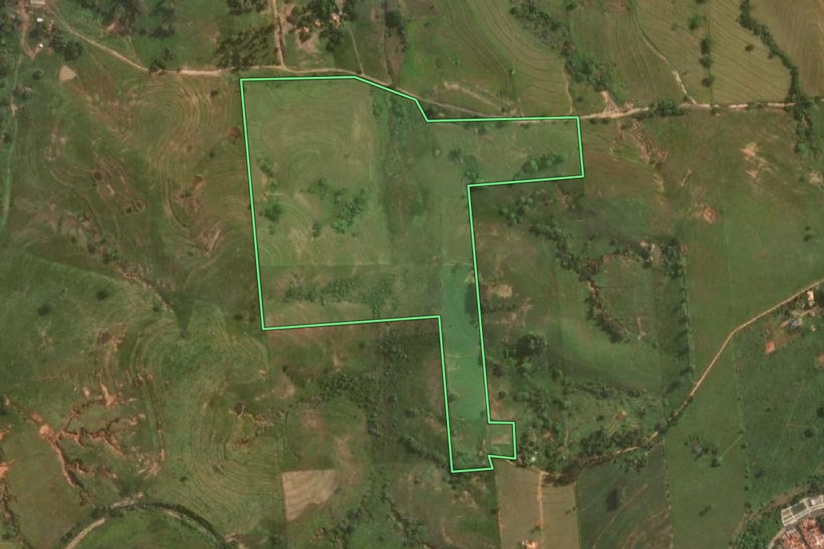 Imagem de satélite do imóvel rural em Presidente Bernardes (SP), com o contorno declarado no CAR desenhado por cima.