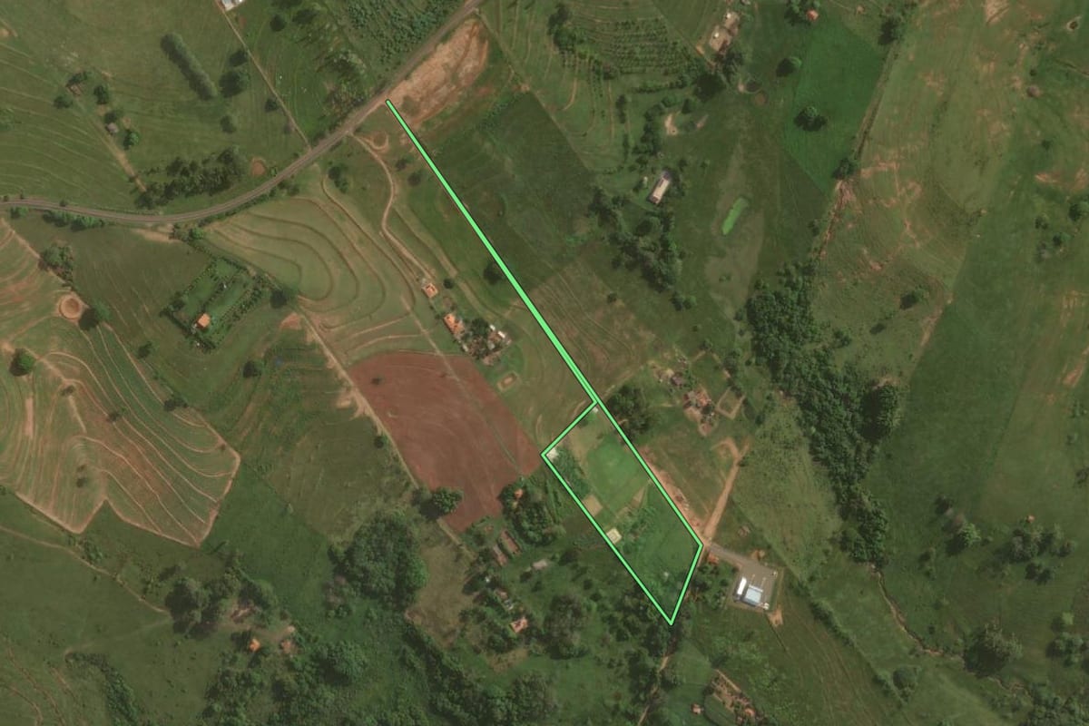 Imagem de satélite do imóvel rural em Presidente Bernardes (SP), com o contorno declarado no CAR desenhado por cima.