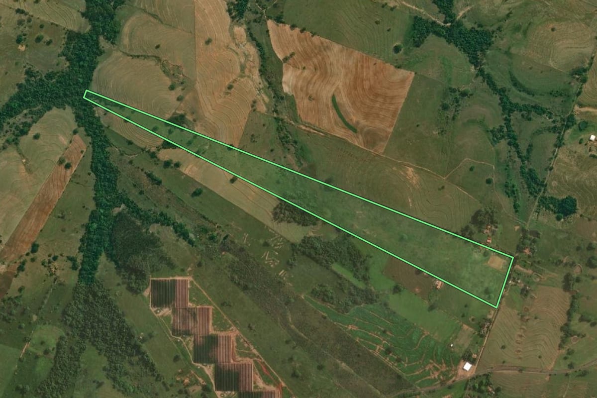 Imagem de satélite do imóvel rural em Presidente Bernardes (SP), com o contorno declarado no CAR desenhado por cima.