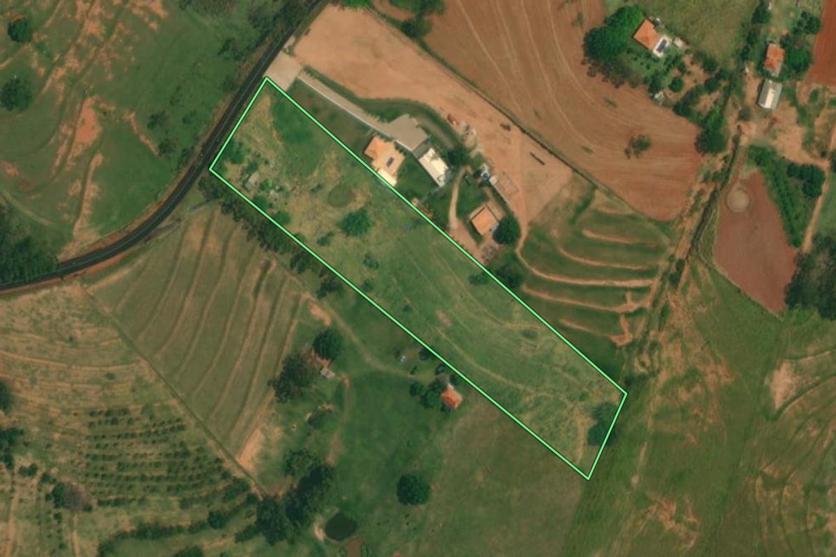 Imagem de satélite do imóvel rural em Presidente Bernardes (SP), com o contorno declarado no CAR desenhado por cima.