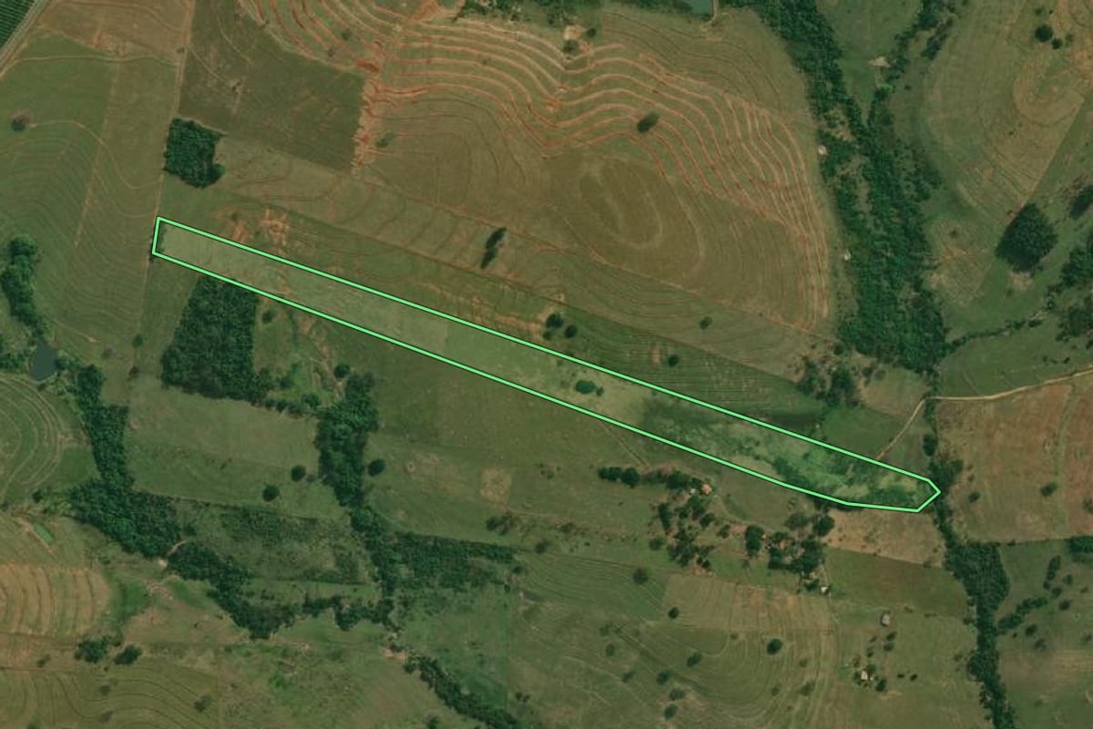 Imagem de satélite do imóvel rural em Presidente Bernardes (SP), com o contorno declarado no CAR desenhado por cima.