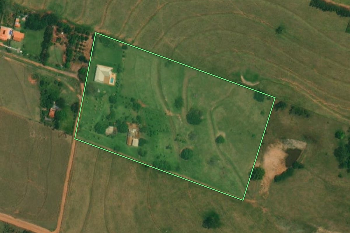 Imagem de satélite do imóvel rural em Presidente Bernardes (SP), com o contorno declarado no CAR desenhado por cima.