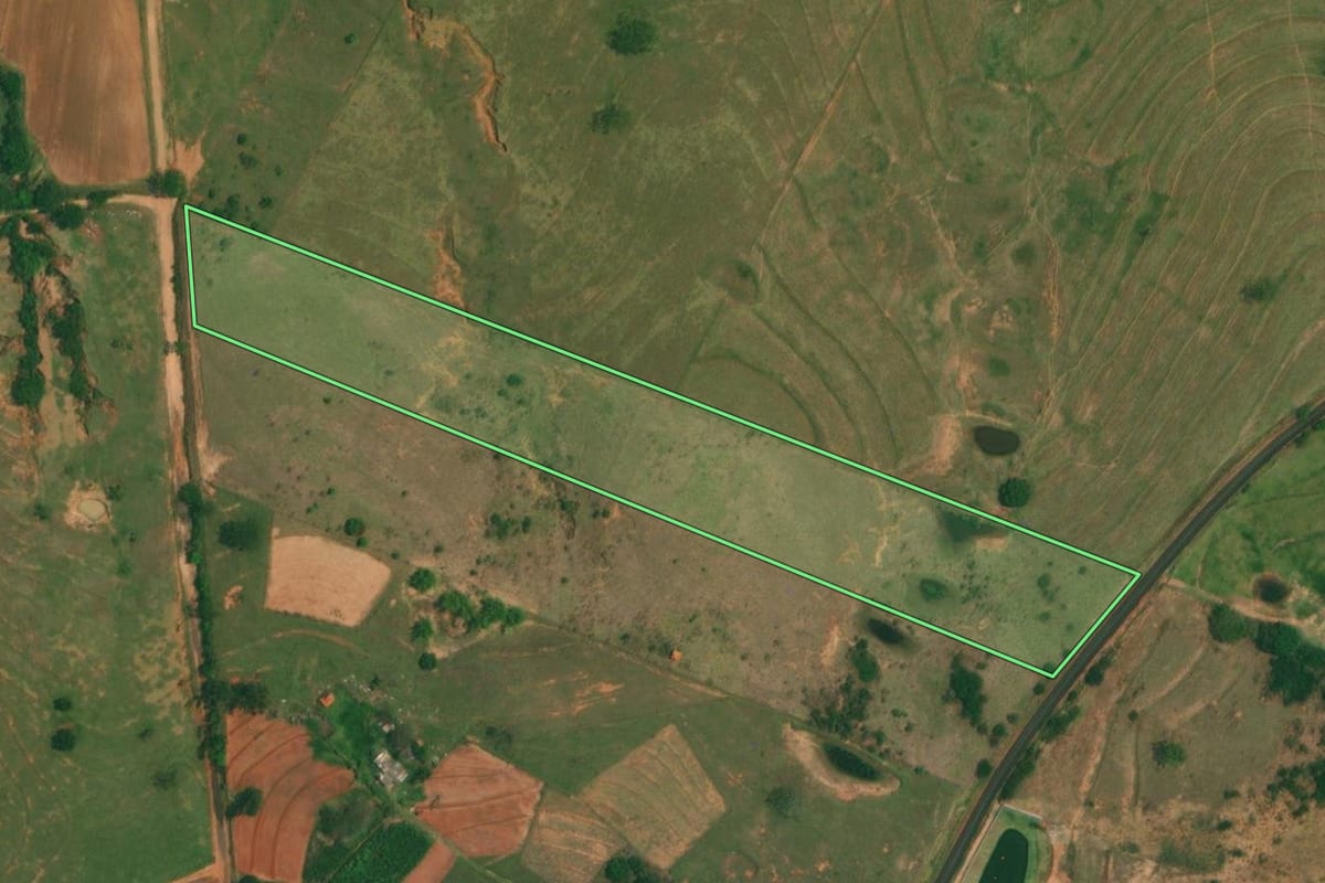 Imagem de satélite do imóvel rural em Presidente Bernardes (SP), com o contorno declarado no CAR desenhado por cima.