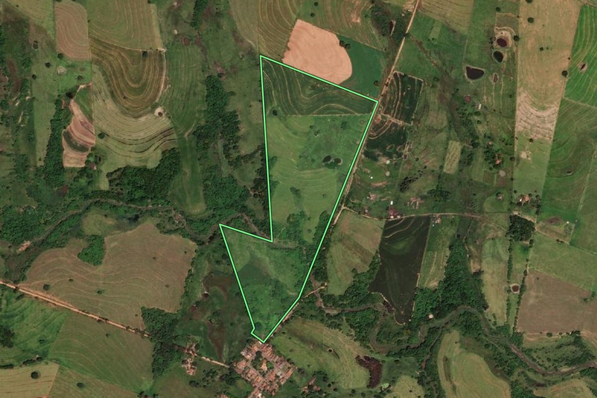 Imagem de satélite do imóvel rural em Presidente Bernardes (SP), com o contorno declarado no CAR desenhado por cima.