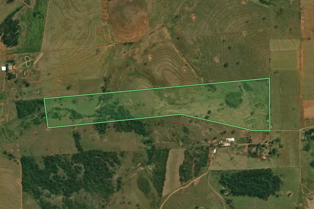 Imagem de satélite do imóvel rural em Presidente Bernardes (SP), com o contorno declarado no CAR desenhado por cima.