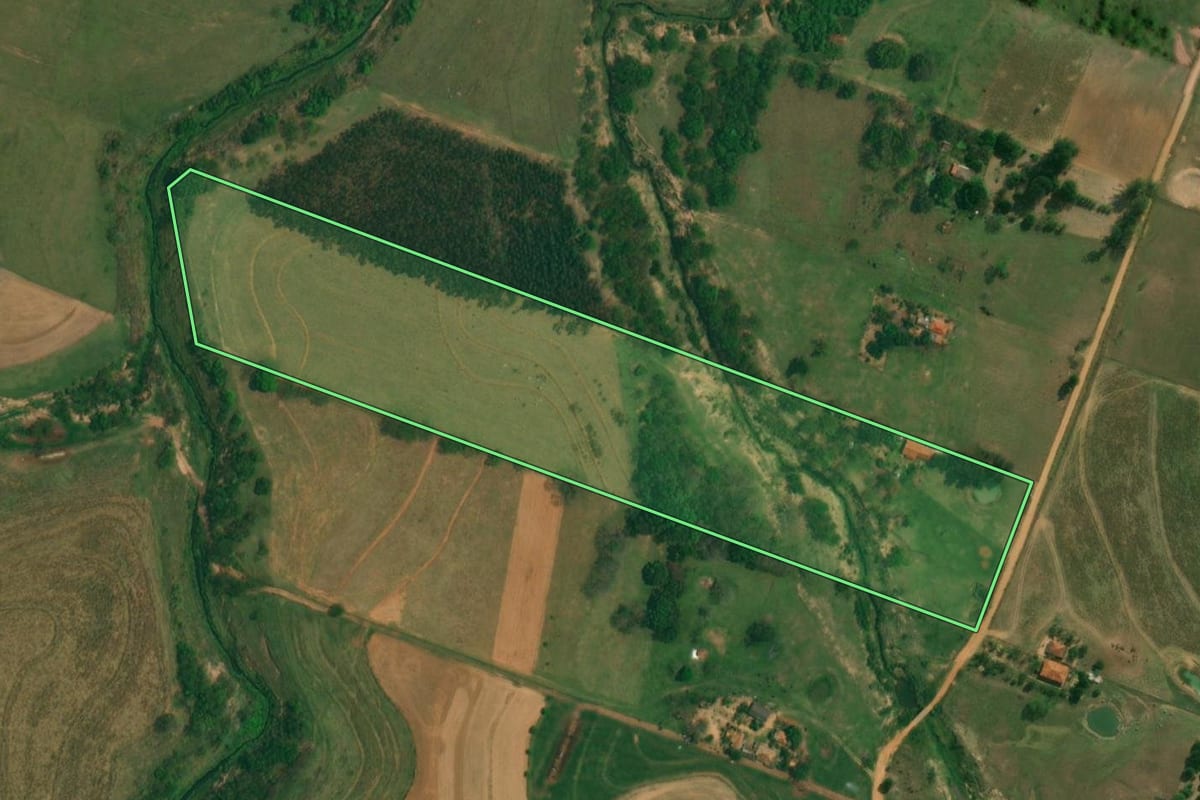 Imagem de satélite do imóvel rural em Presidente Bernardes (SP), com o contorno declarado no CAR desenhado por cima.