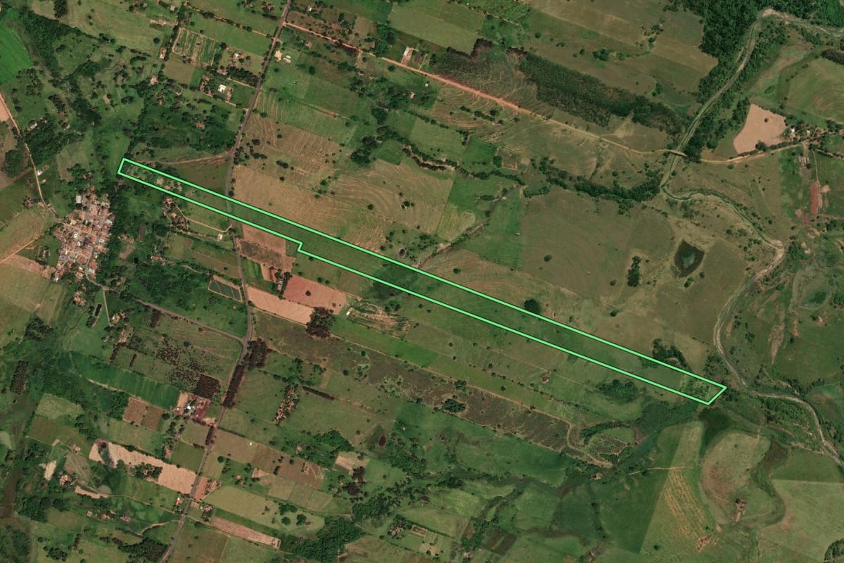 Imagem de satélite do imóvel rural em Presidente Bernardes (SP), com o contorno declarado no CAR desenhado por cima.
