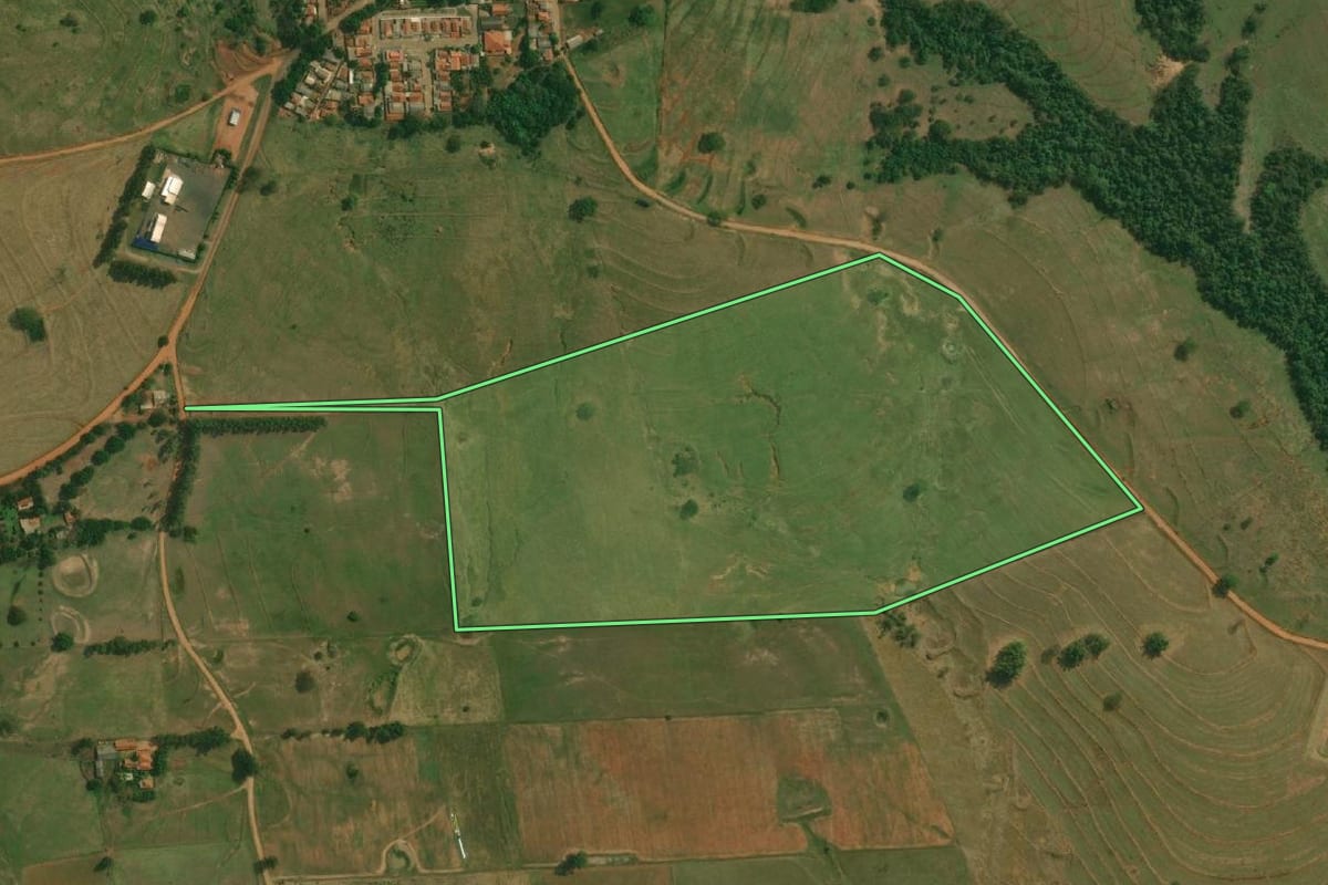 Imagem de satélite do imóvel rural em Presidente Bernardes (SP), com o contorno declarado no CAR desenhado por cima.