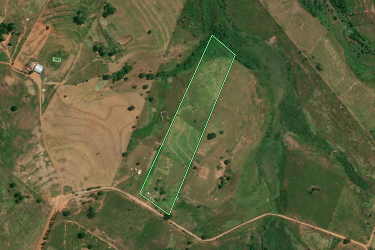 Imagem de satélite do imóvel rural em Presidente Bernardes (SP), com o contorno declarado no CAR desenhado por cima.