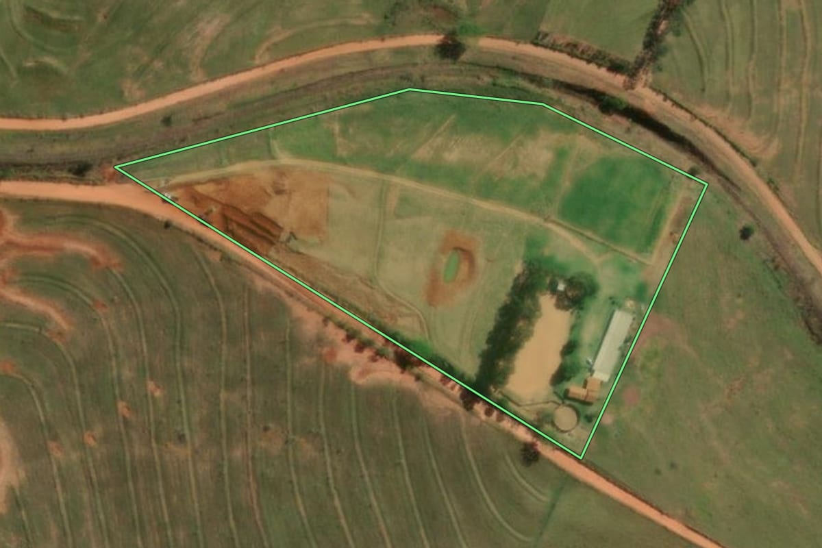 Imagem de satélite do imóvel rural em Presidente Bernardes (SP), com o contorno declarado no CAR desenhado por cima.