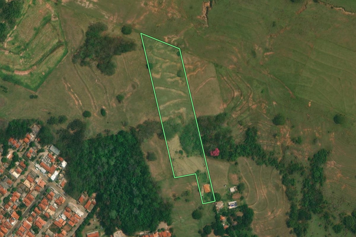 Imagem de satélite do imóvel rural em Presidente Bernardes (SP), com o contorno declarado no CAR desenhado por cima.
