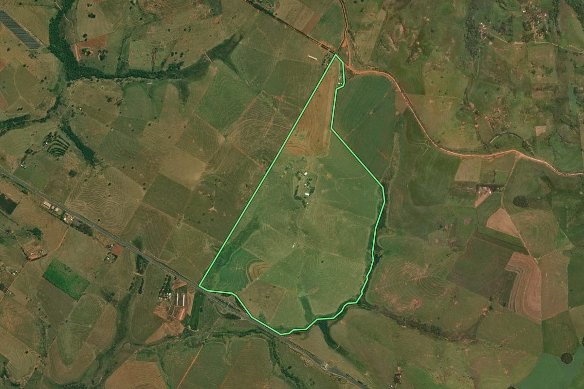 Imagem de satélite do imóvel rural em Presidente Bernardes (SP), com o contorno declarado no CAR desenhado por cima.