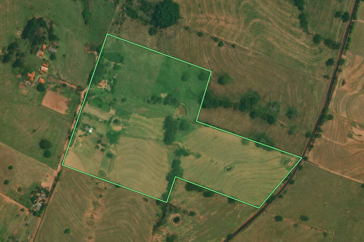 Imagem de satélite do imóvel rural em Presidente Bernardes (SP), com o contorno declarado no CAR desenhado por cima.