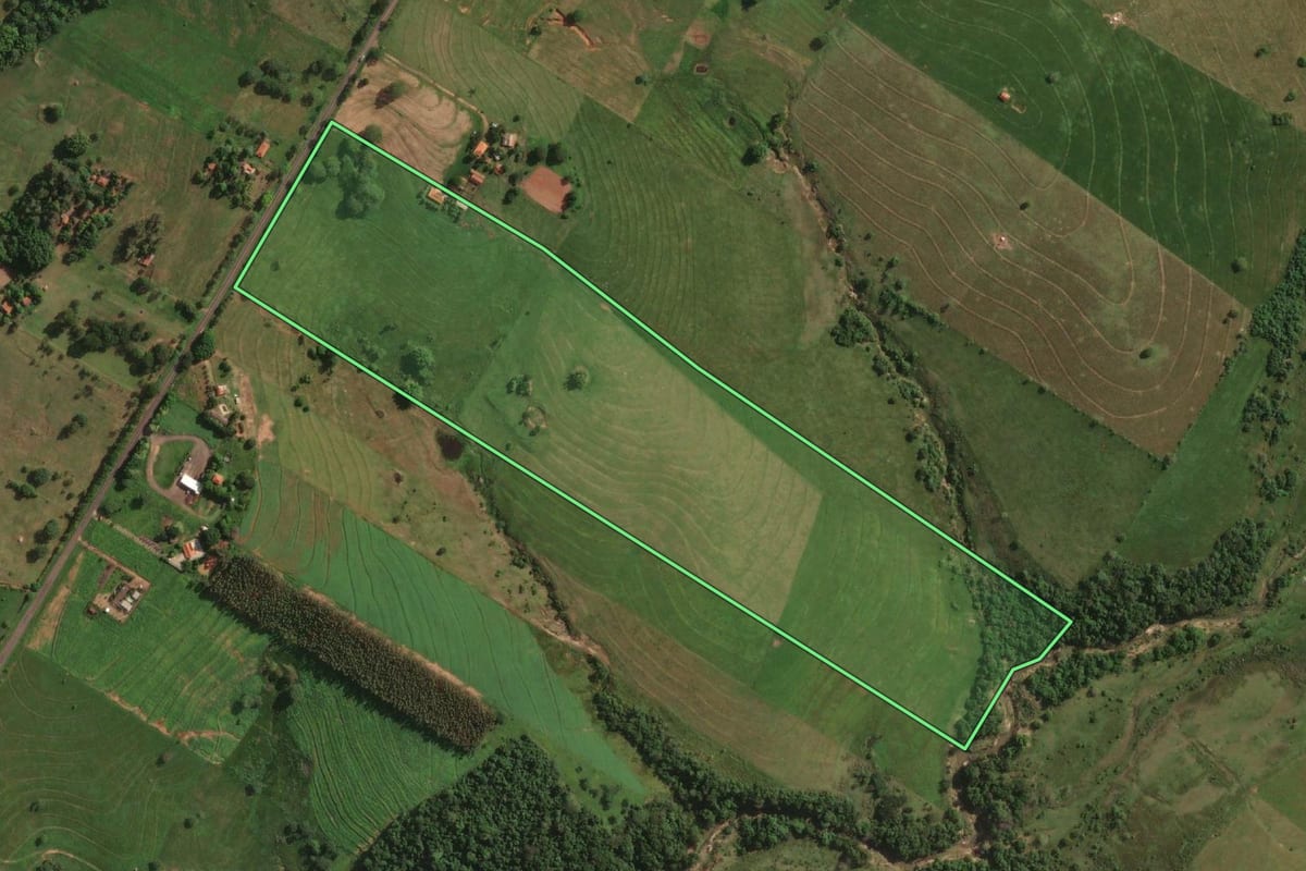 Imagem de satélite do imóvel rural em Presidente Bernardes (SP), com o contorno declarado no CAR desenhado por cima.