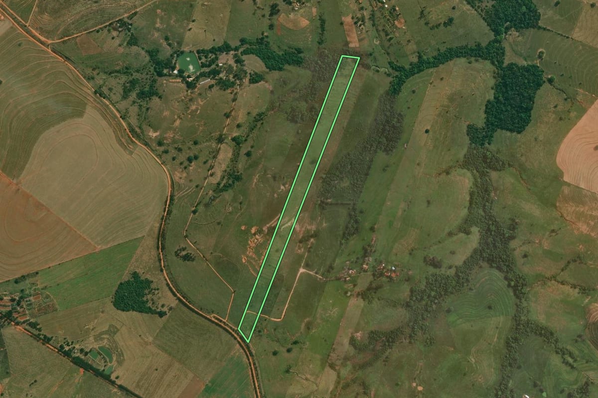 Imagem de satélite do imóvel rural em Presidente Bernardes (SP), com o contorno declarado no CAR desenhado por cima.