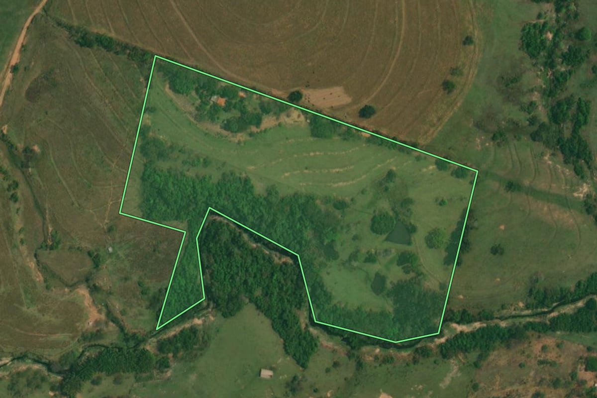Imagem de satélite do imóvel rural em Presidente Bernardes (SP), com o contorno declarado no CAR desenhado por cima.